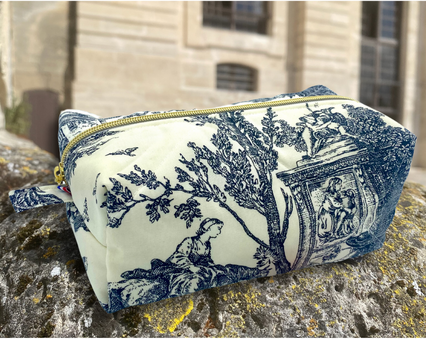 Trousse artisanale en tissu historique vue de profil