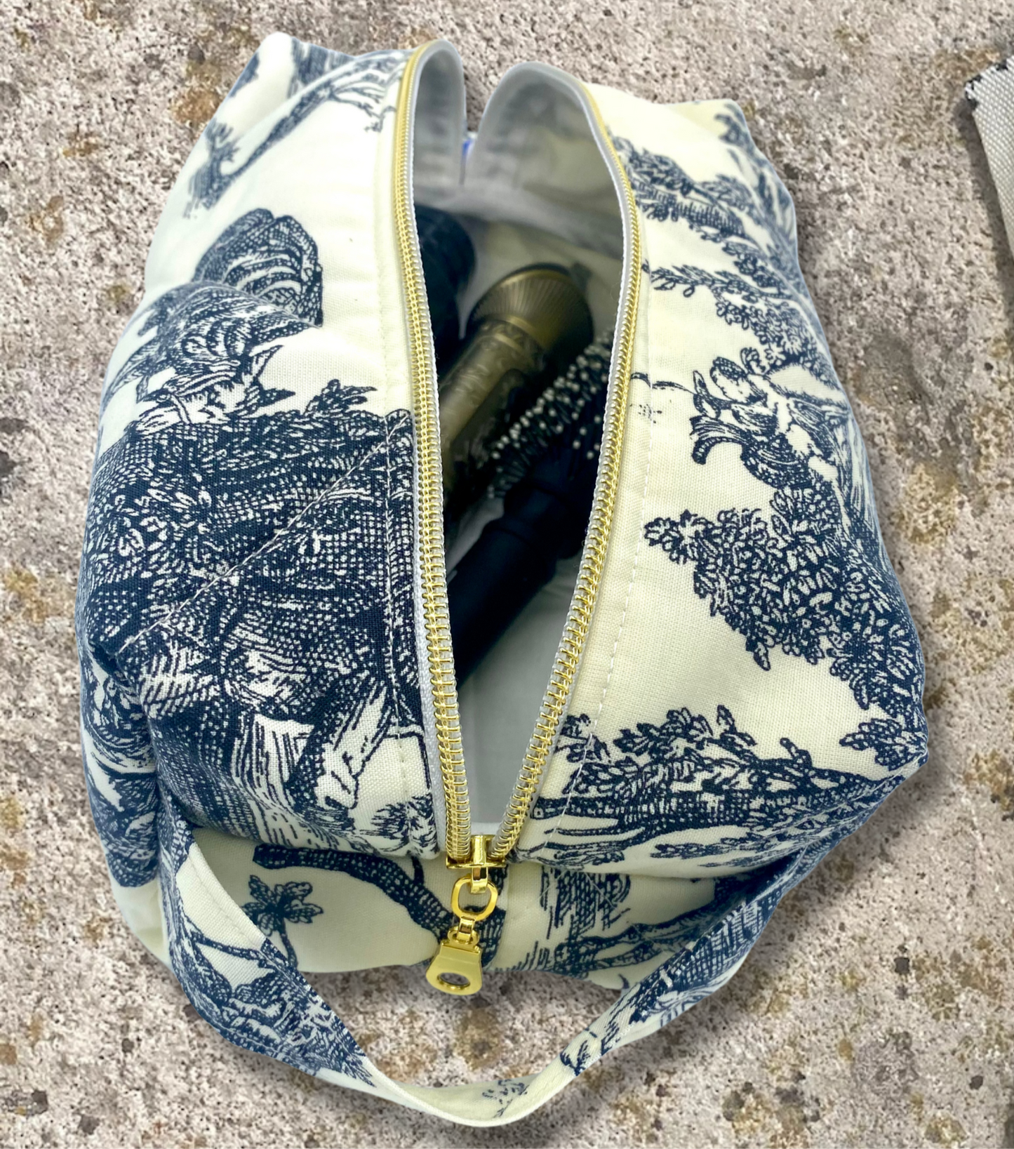 Vue de dessus de la trousse de toilette faite main en tissu ancien