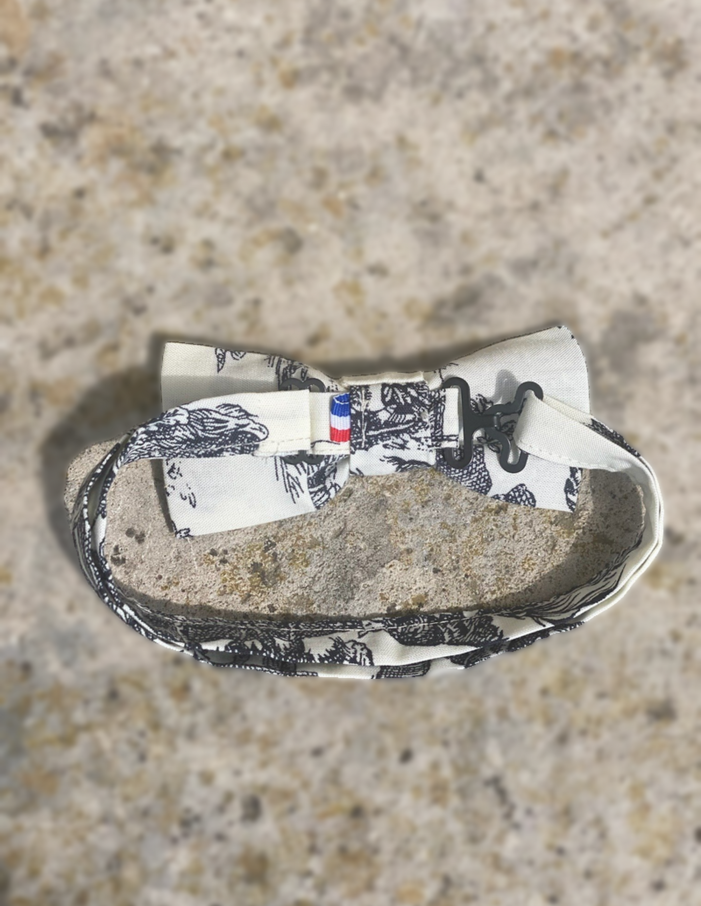 Nœud papillon en tissu ancien sur fond naturel – accessoire raffiné