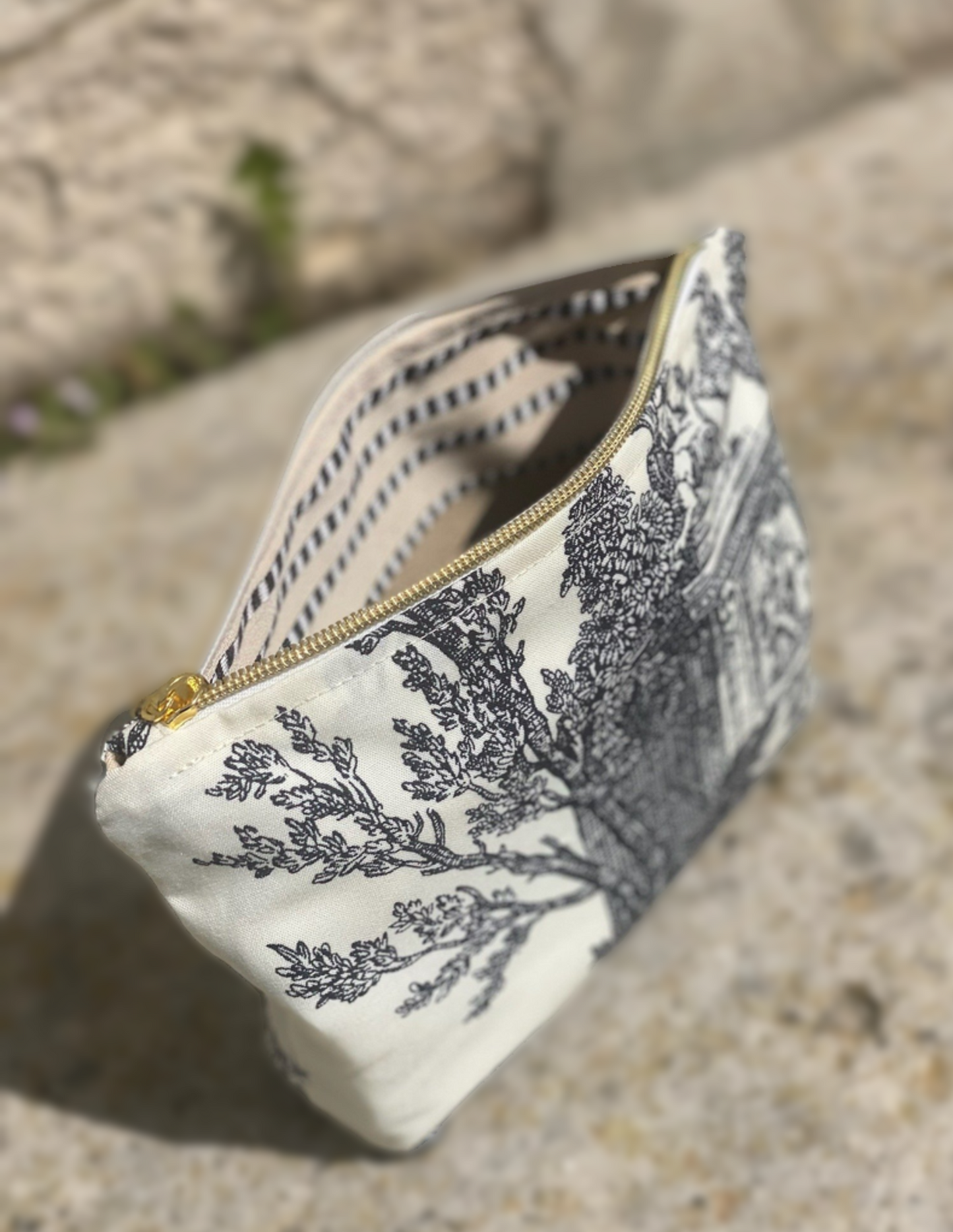 Trousse de maquillage en tissu ancien avec fermeture dorée