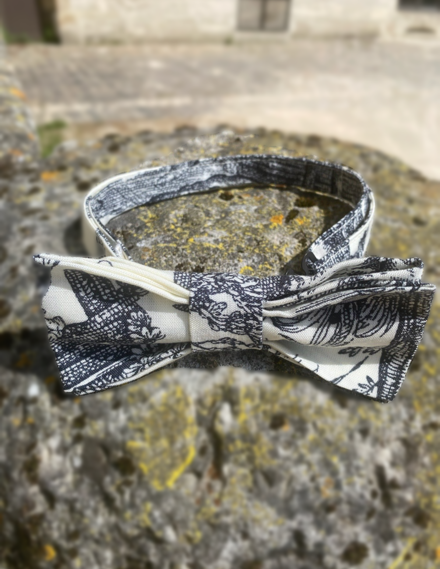 Nœud papillon porté – création artisanale en tissu français historique