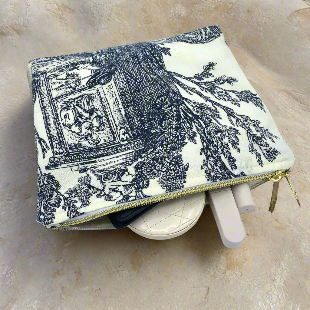 Détail du motif textile historique sur la pochette