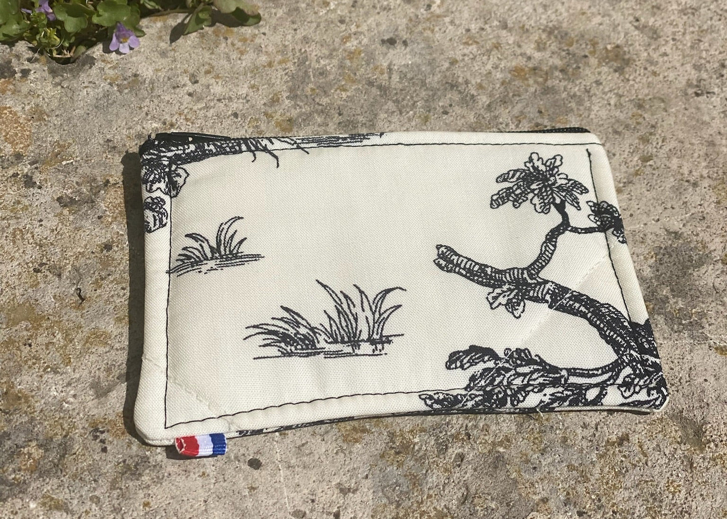 Vue de dessus d’un porte-cartes fait main en tissu ancien