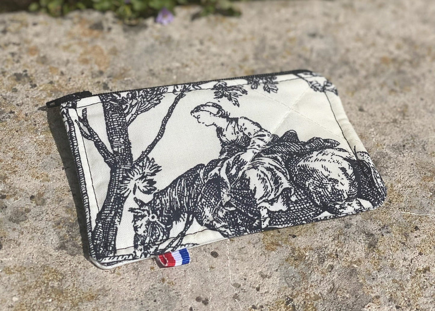 Détail du tissu d’ameublement et couture artisanale du porte-monnaie