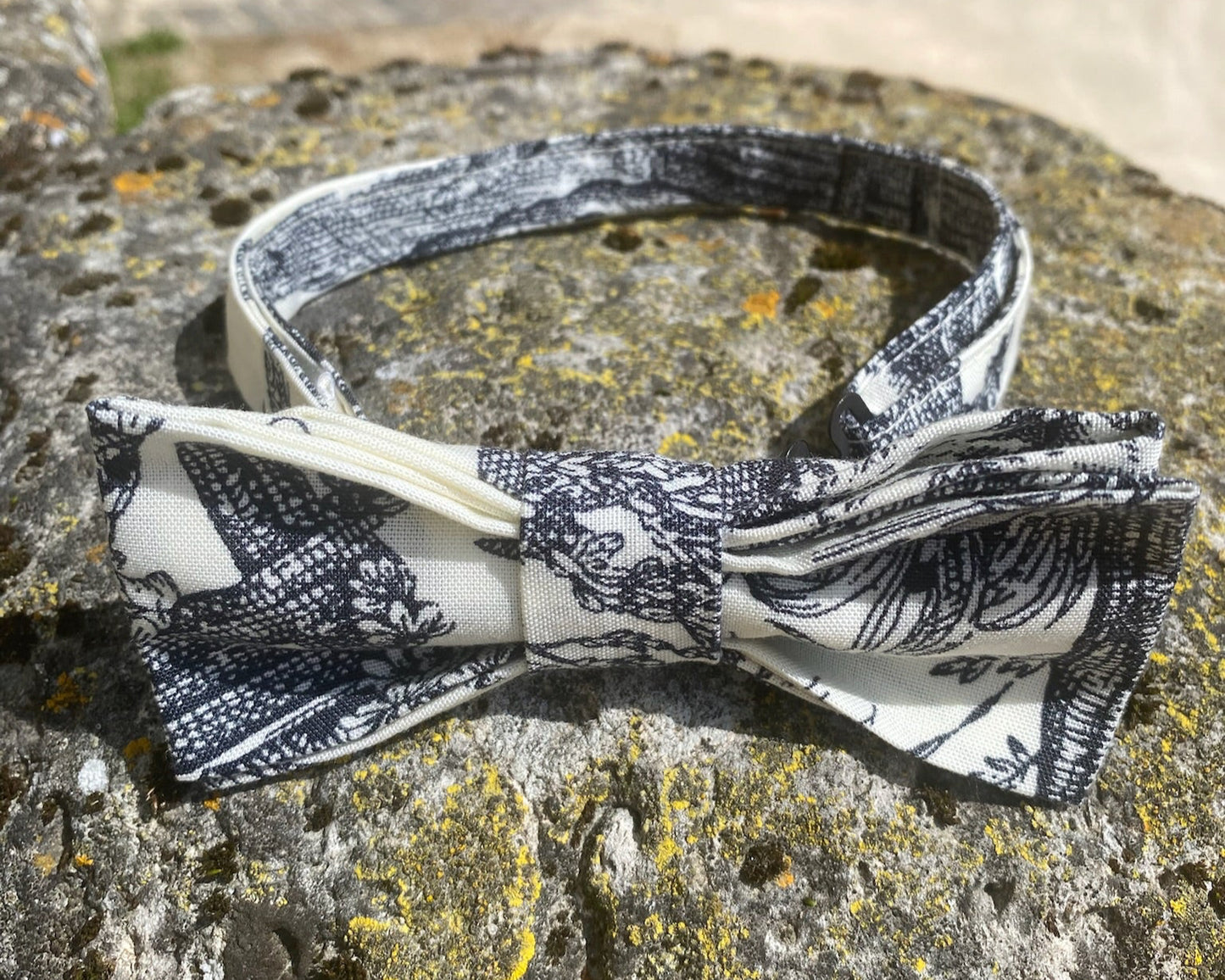 Vue complète du nœud papillon fait main en tissu de château