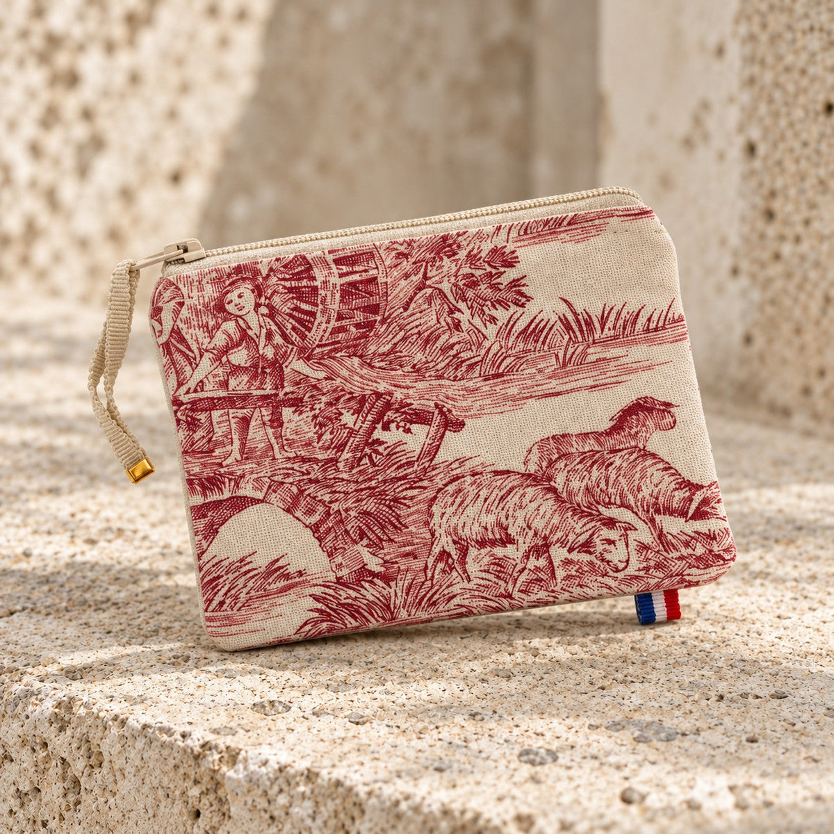 Porte-monnaie en toile de Jouy rouge de l'Auberge du Jeu de Paume