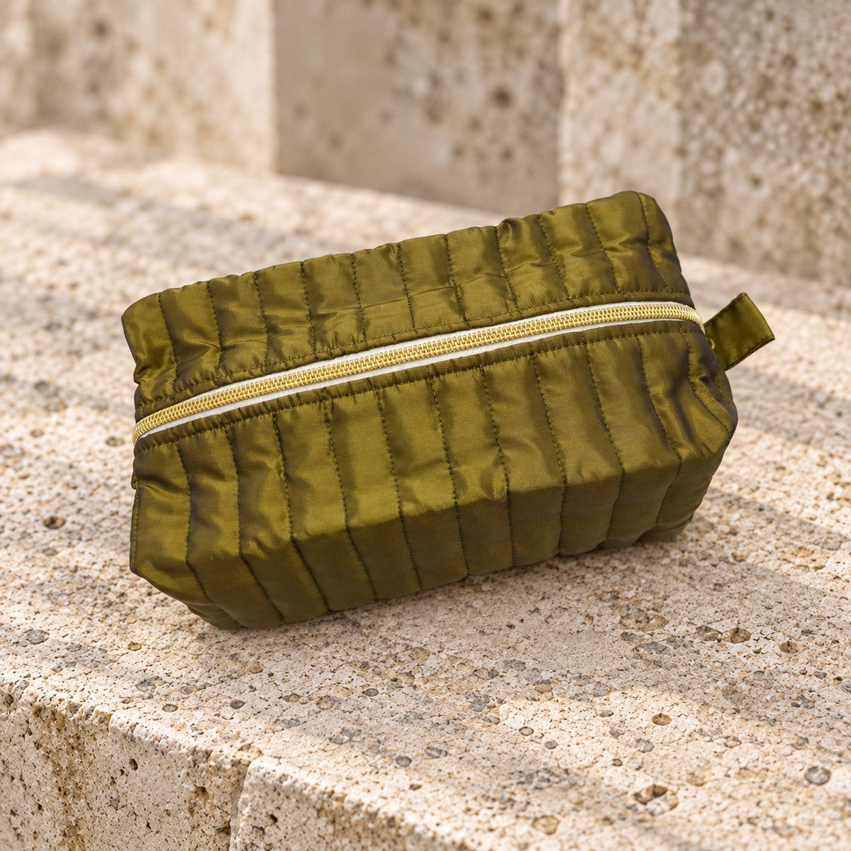 Trousse matelassée en tissu satiné vert kaki