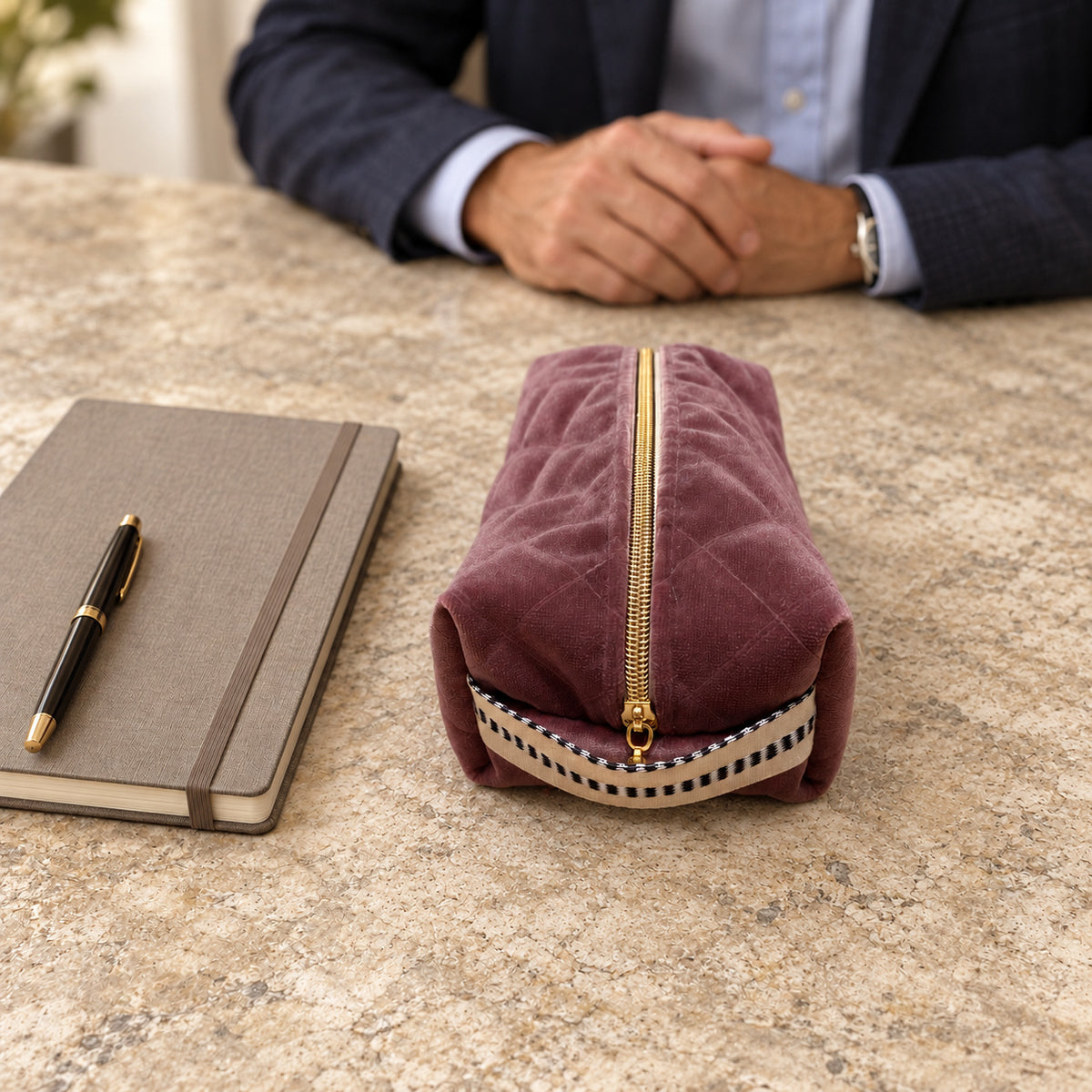 Trousse de toilette en velours violet dans une mise en situation masculine