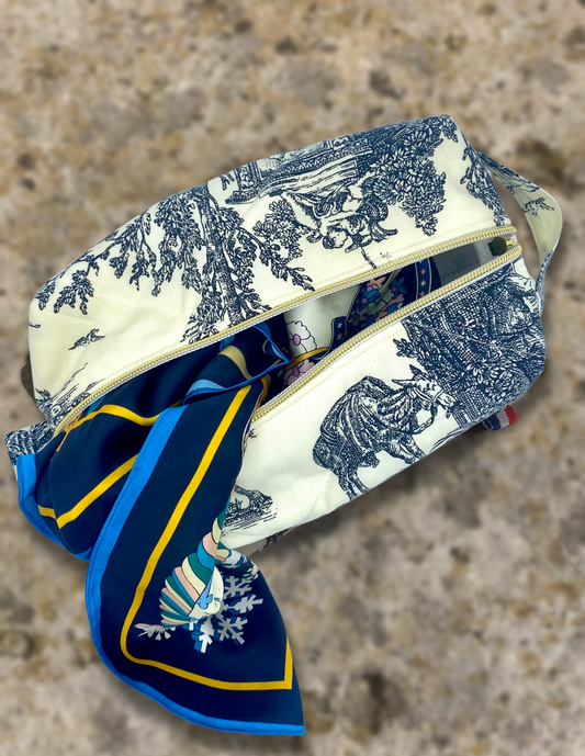 Trousse de toilette faite main en tissu du Château Mont Royal avec foulard bleu
