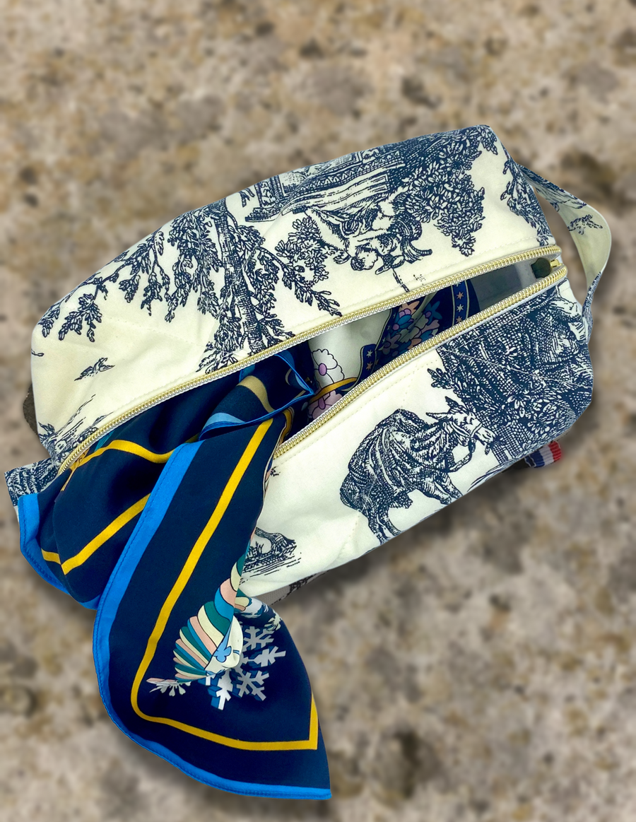 Trousse de toilette faite main en tissu du Château Mont Royal avec foulard bleu

