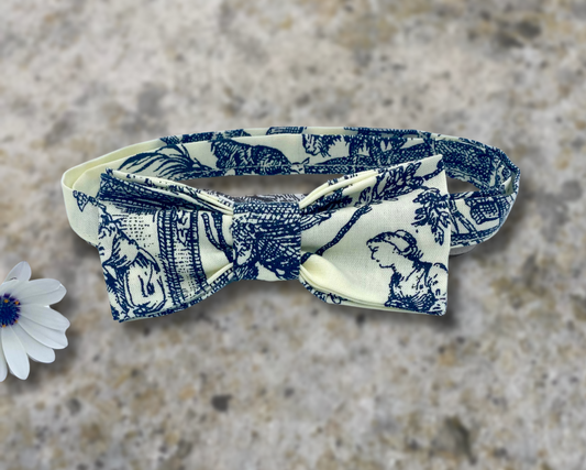 Détail du tissu patrimonial utilisé pour le nœud papillon
