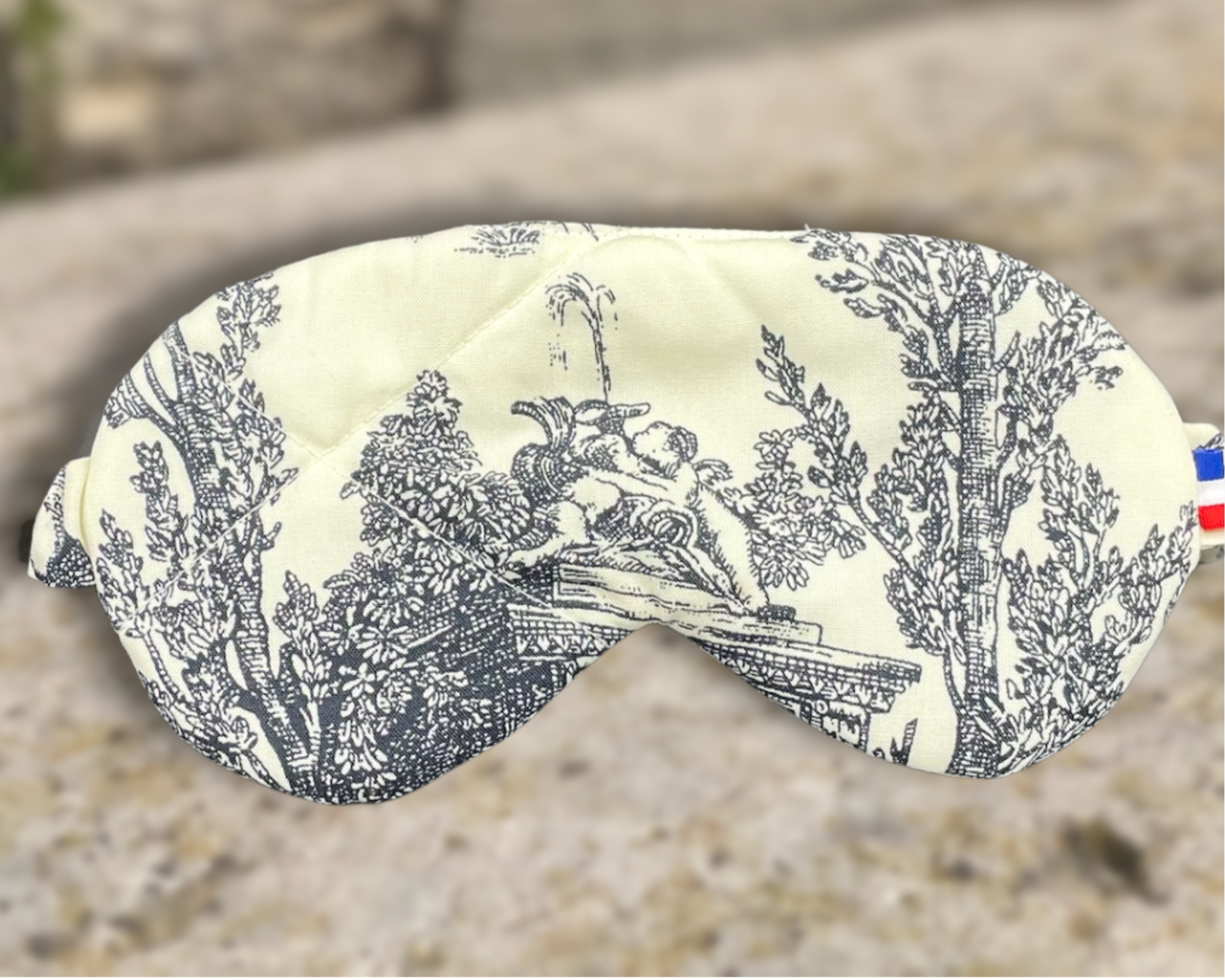 Masque de sommeil fait main en tissu ancien du Château Mont Royal
