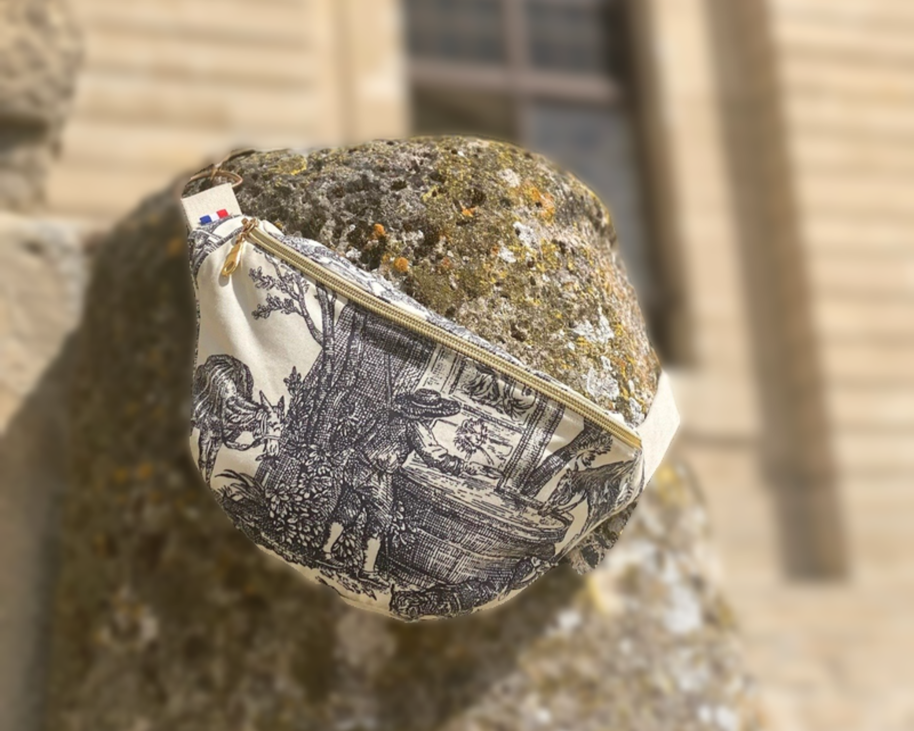 Sac banane fait main à partir de tissu du Château Mont Royal
