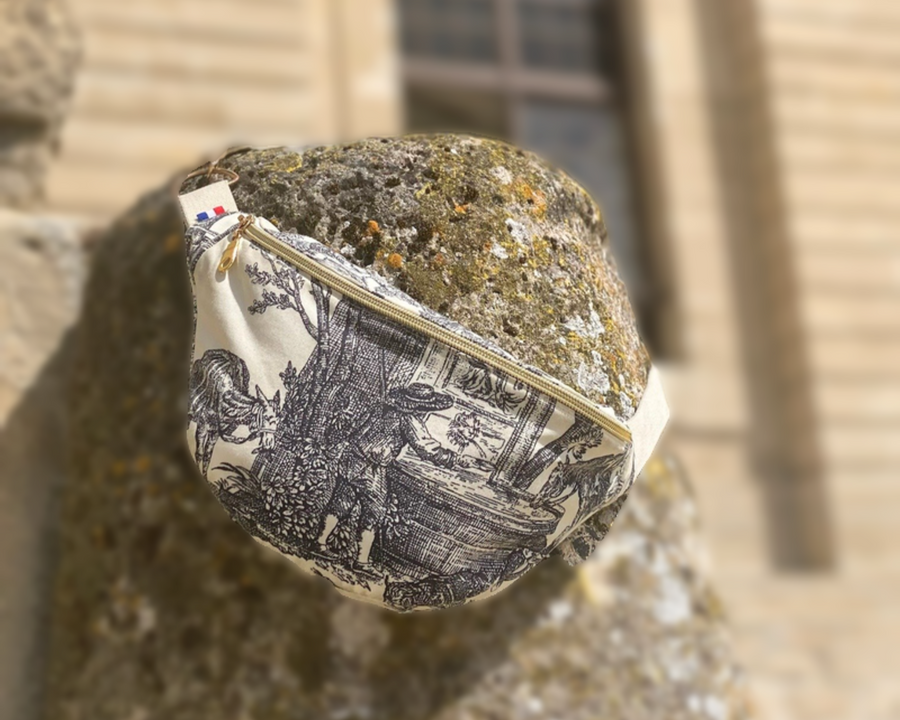 Belt bag in toile de Jouy from the Château Mont Royal