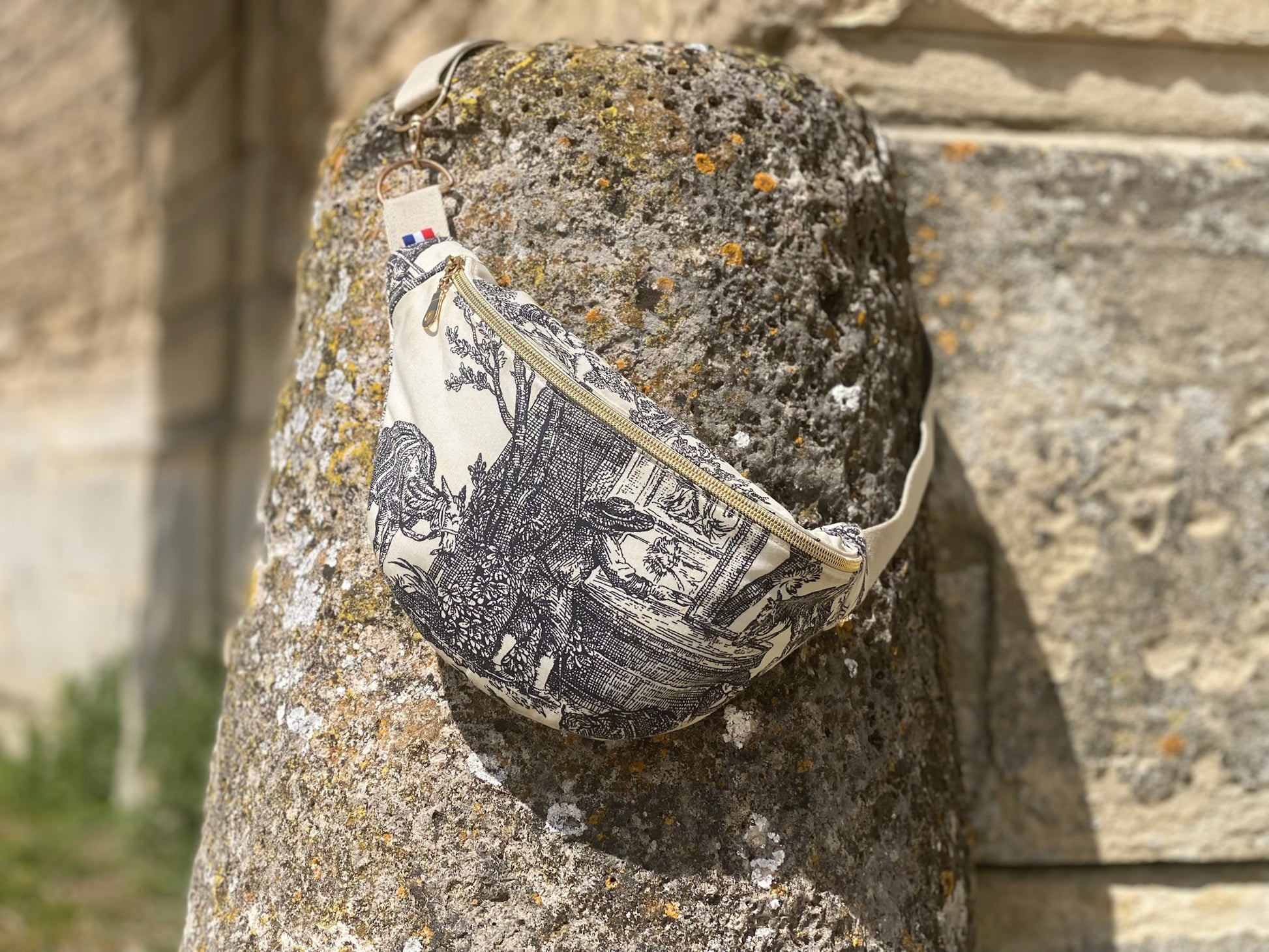 Sac banane fait main à partir de tissu du Château Mont Royal