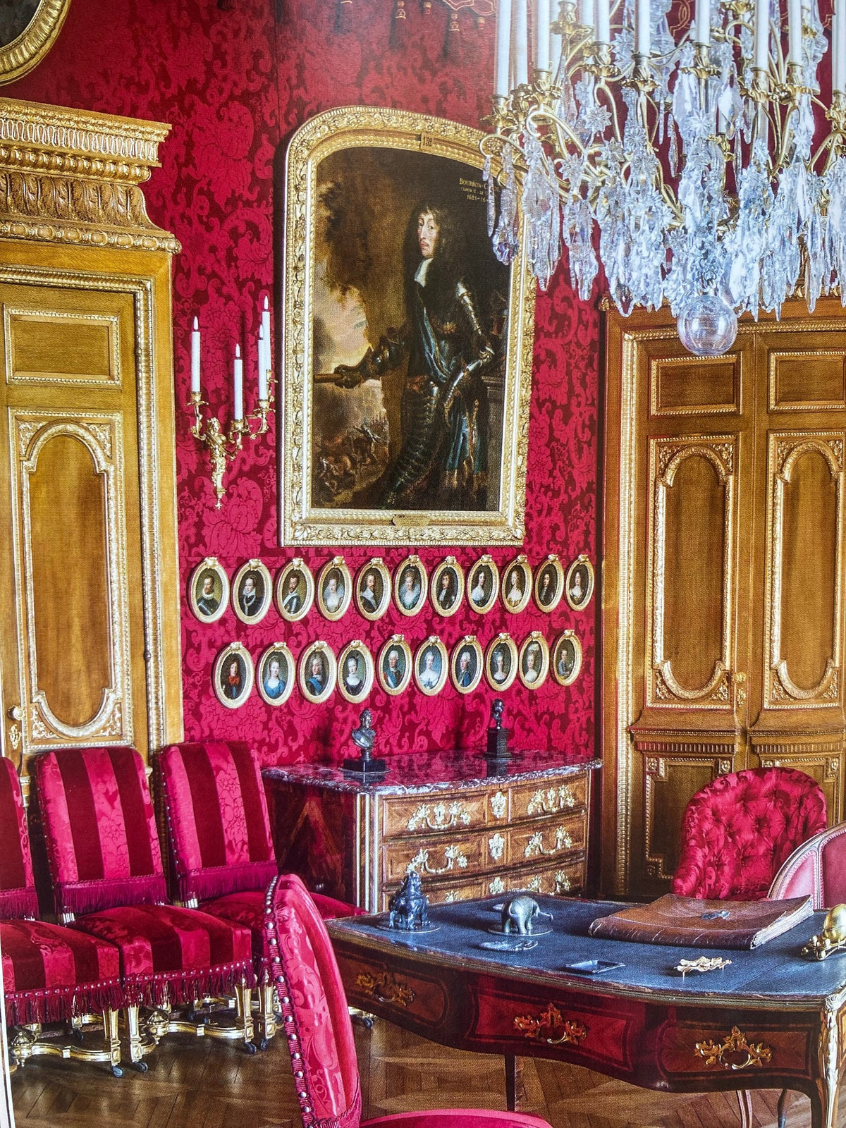 Salon d'apparat du Château de Chantilly, tentures de damas rouge, lustre de cristal et portrait royal