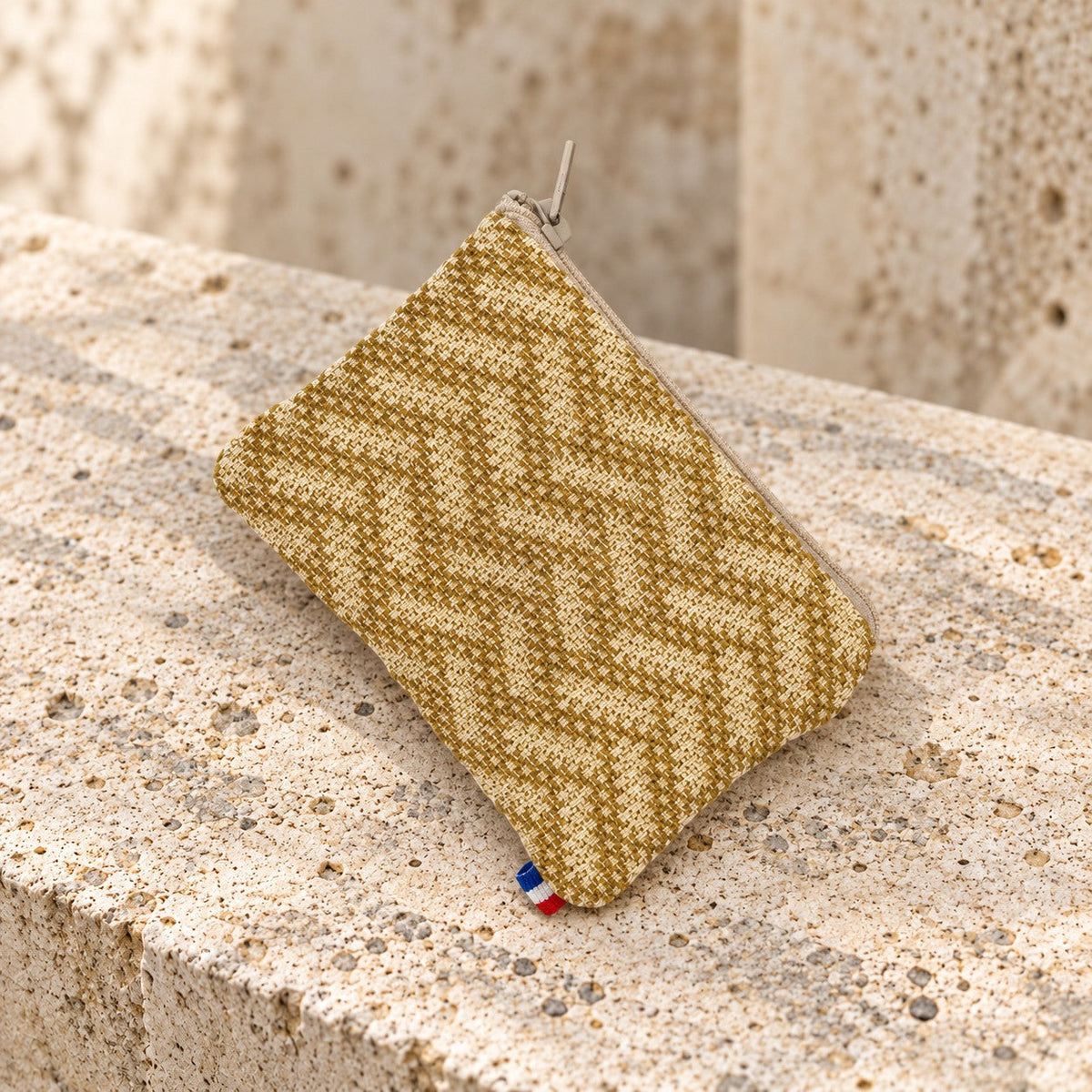 Porte-monnaie jaune en tissu texturé à chevrons