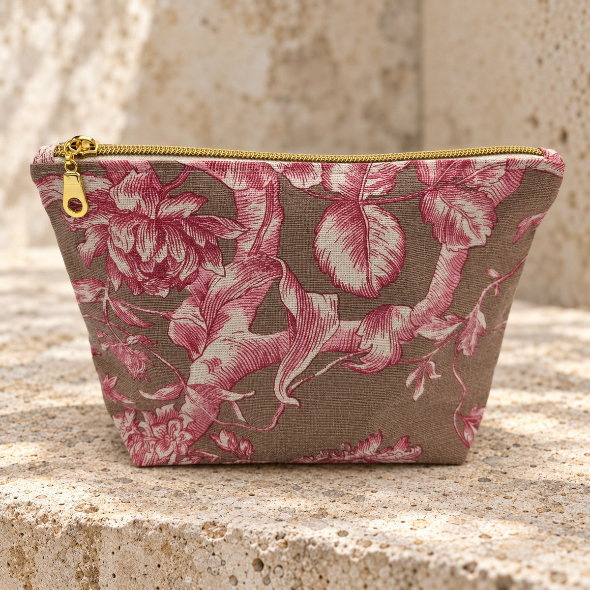 Trousse fleurie rose d'Ermenonville sur pierre