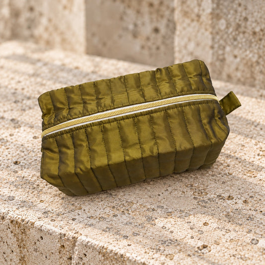 Trousse matelassée en tissu satiné vert kaki