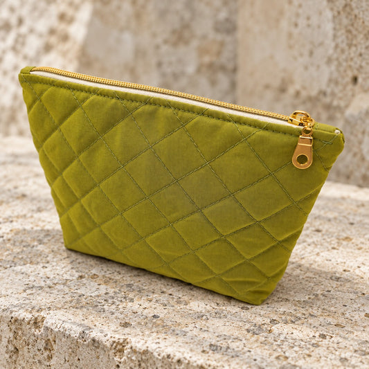Trousse matelassée verte de Montvillargenne sur pierre