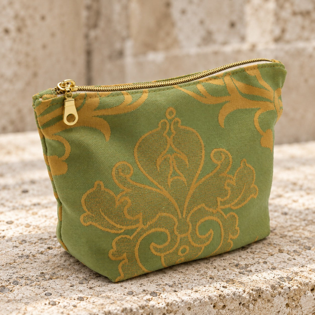 Trousse de Montvillargenne en tissu vert et doré